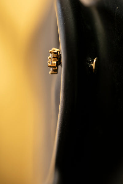 עגיל יהלומים זהב פרח על מוט פירסינג משובץ 7 יהלומים