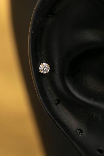 עגיל יהלום קלאסי משובץ יהלום בגודל 0.25 קראט