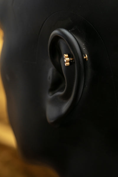 עגיל פירסינג זהב לוטוס עם תליון משובץ יהלומים