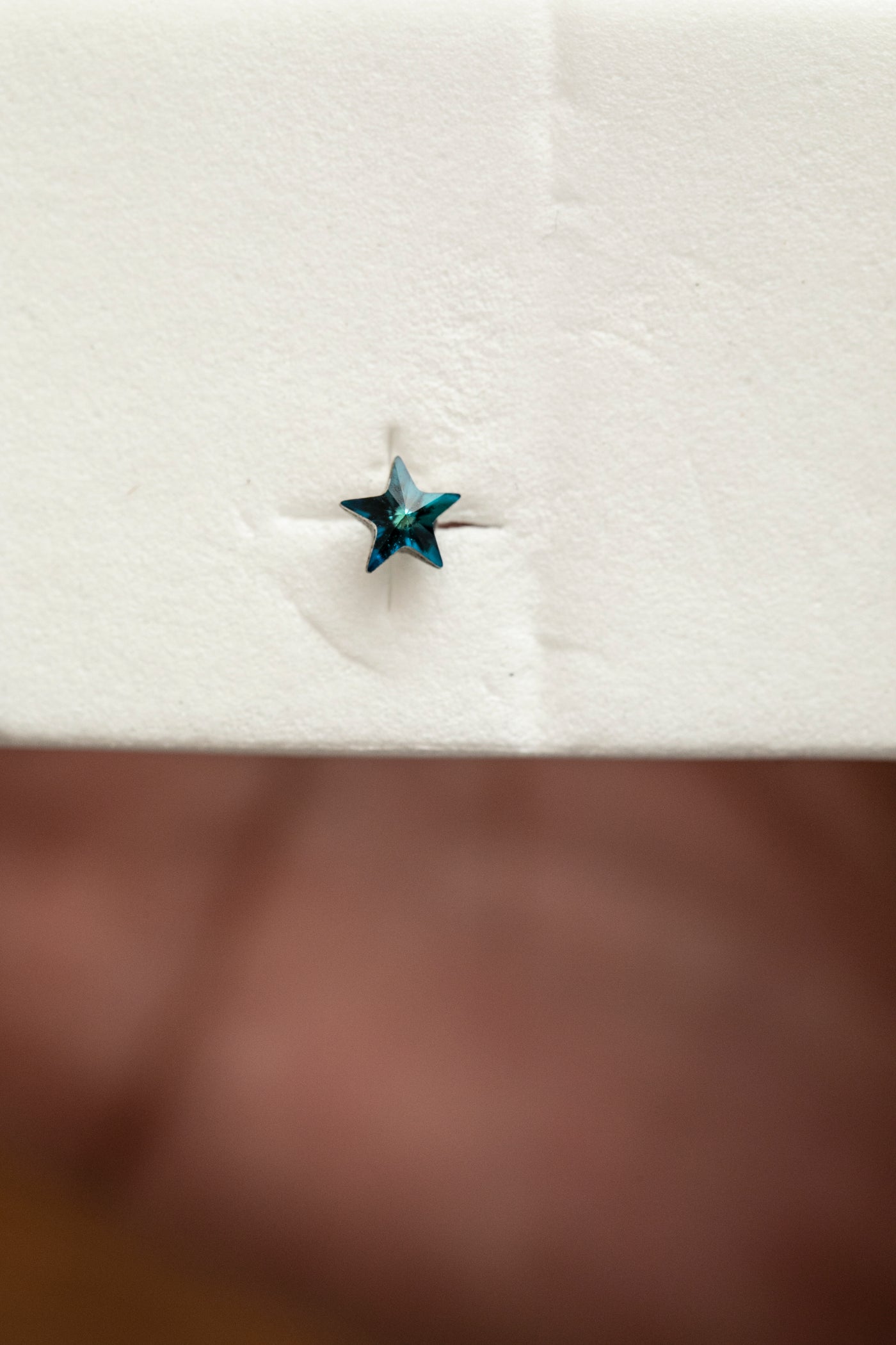 עגיל צמוד לפירסינג מפלדה רפואית עם כוכב
