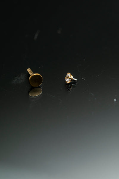 עגיל זהב משובץ יהלום בגודל 0.05 קראט על מוט לברט פירסינג זהב צמוד