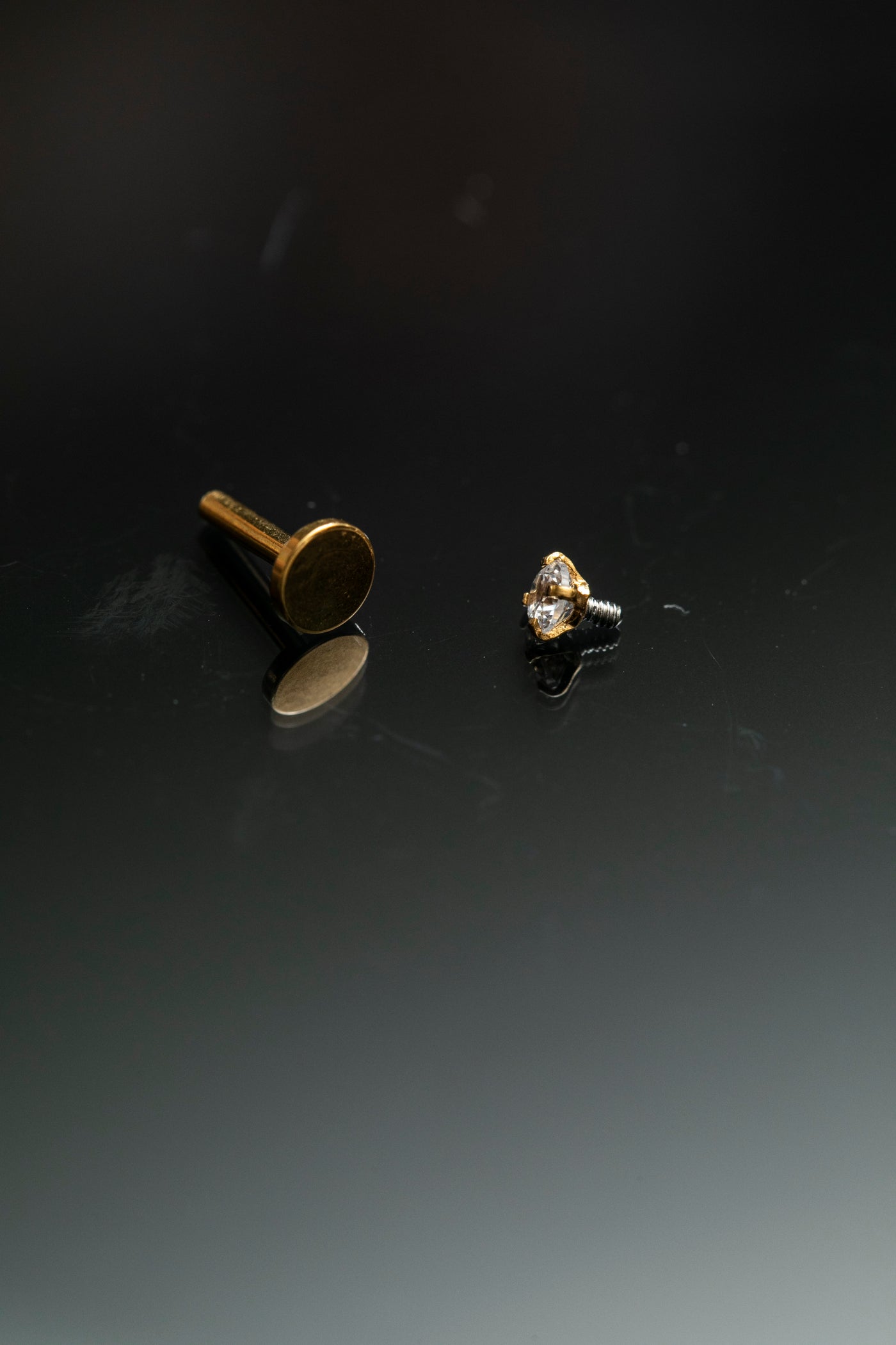 עגיל פירסינג משובץ יהלום בגודל 0.10 קראט